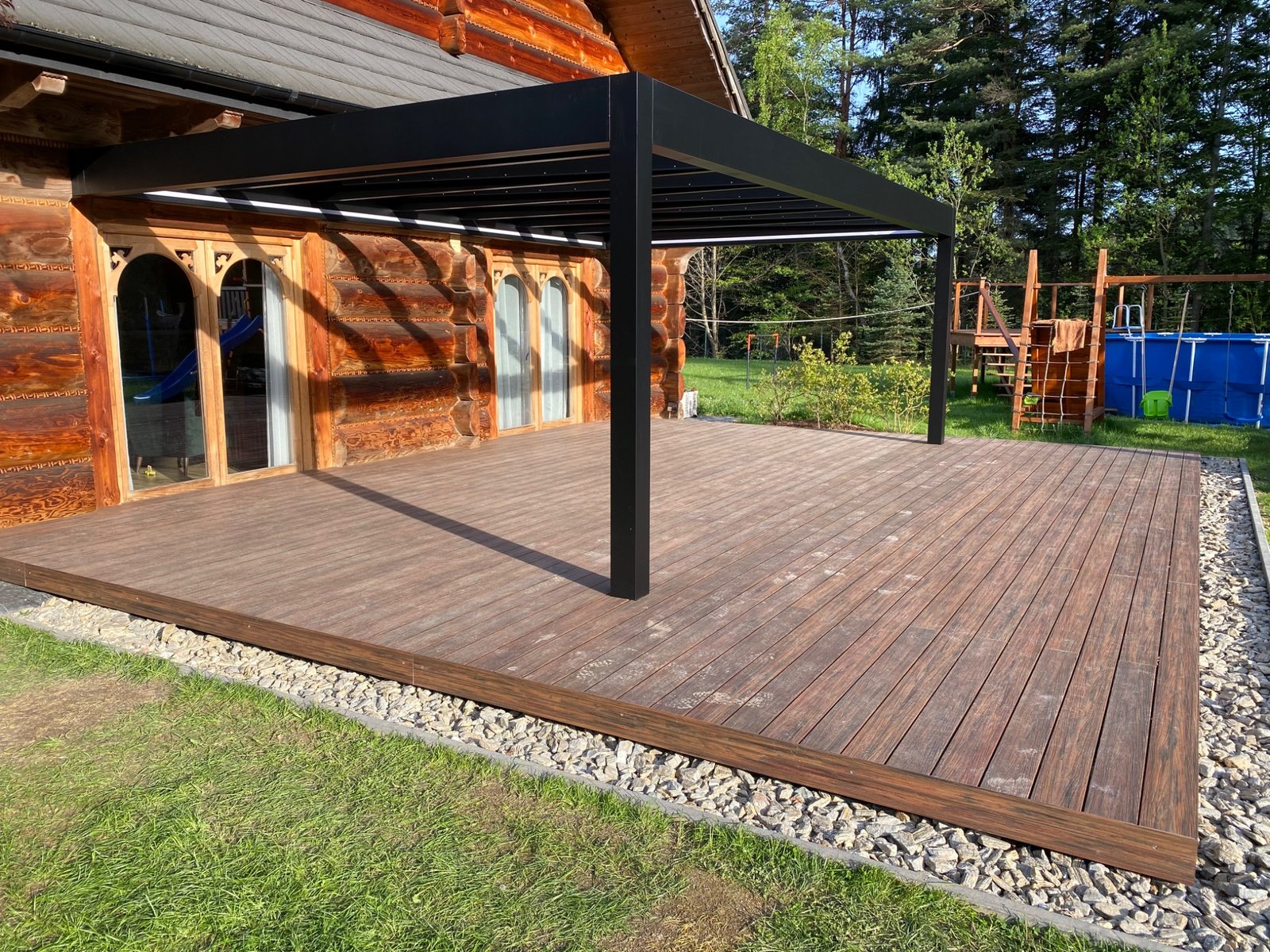 Nowoczesna pergola tarasowa z konstrukcji stalowej na tarasie kompozytowym — jedna z linii produktowych InSteel&Glass