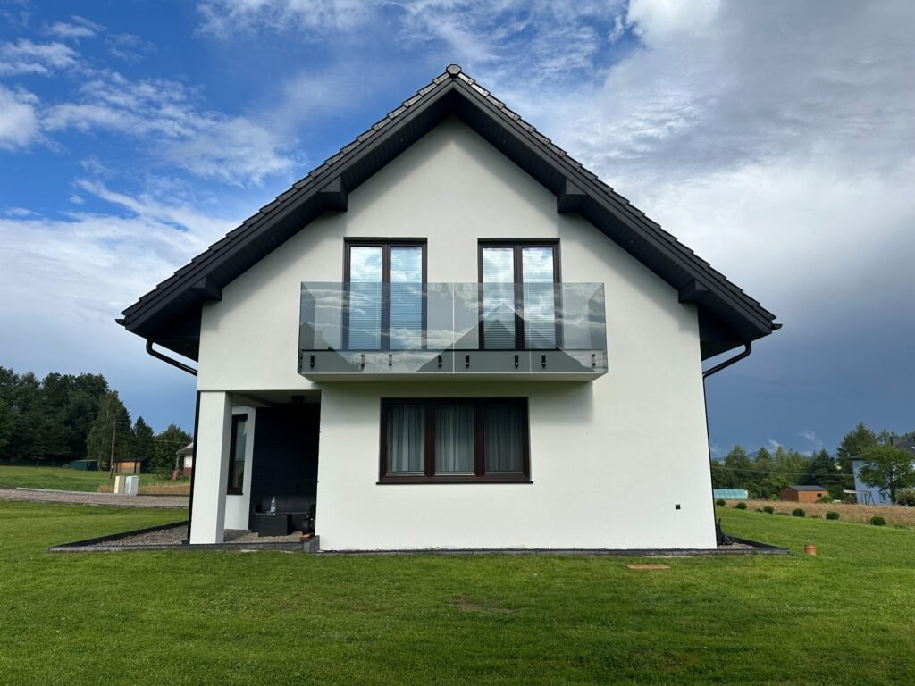 Dom jednorodzinny z nowoczesną balustradą szklaną InSteel&Glass — realizacja strony internetowej insteelglass.pl