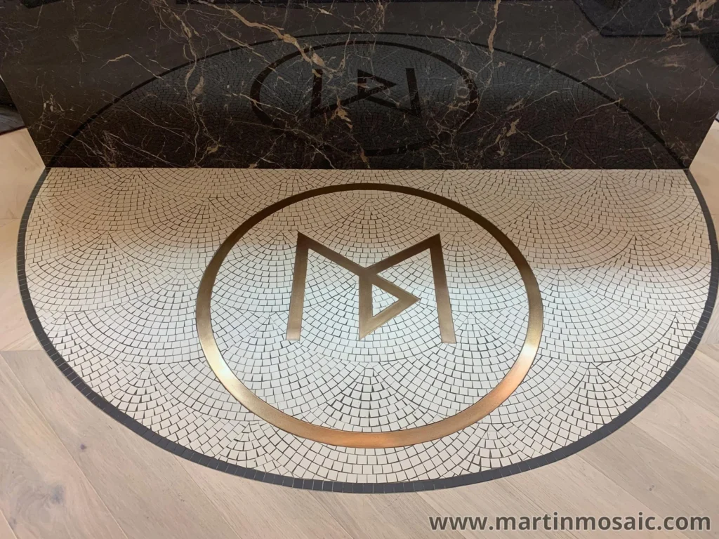 Ręcznie układana mozaika podłogowa z logo klienta w kliniki w Knightsbridge — realizacja Martin Mosaic, dla której Web-Boost zbudował stronę internetową martinmosaic.com